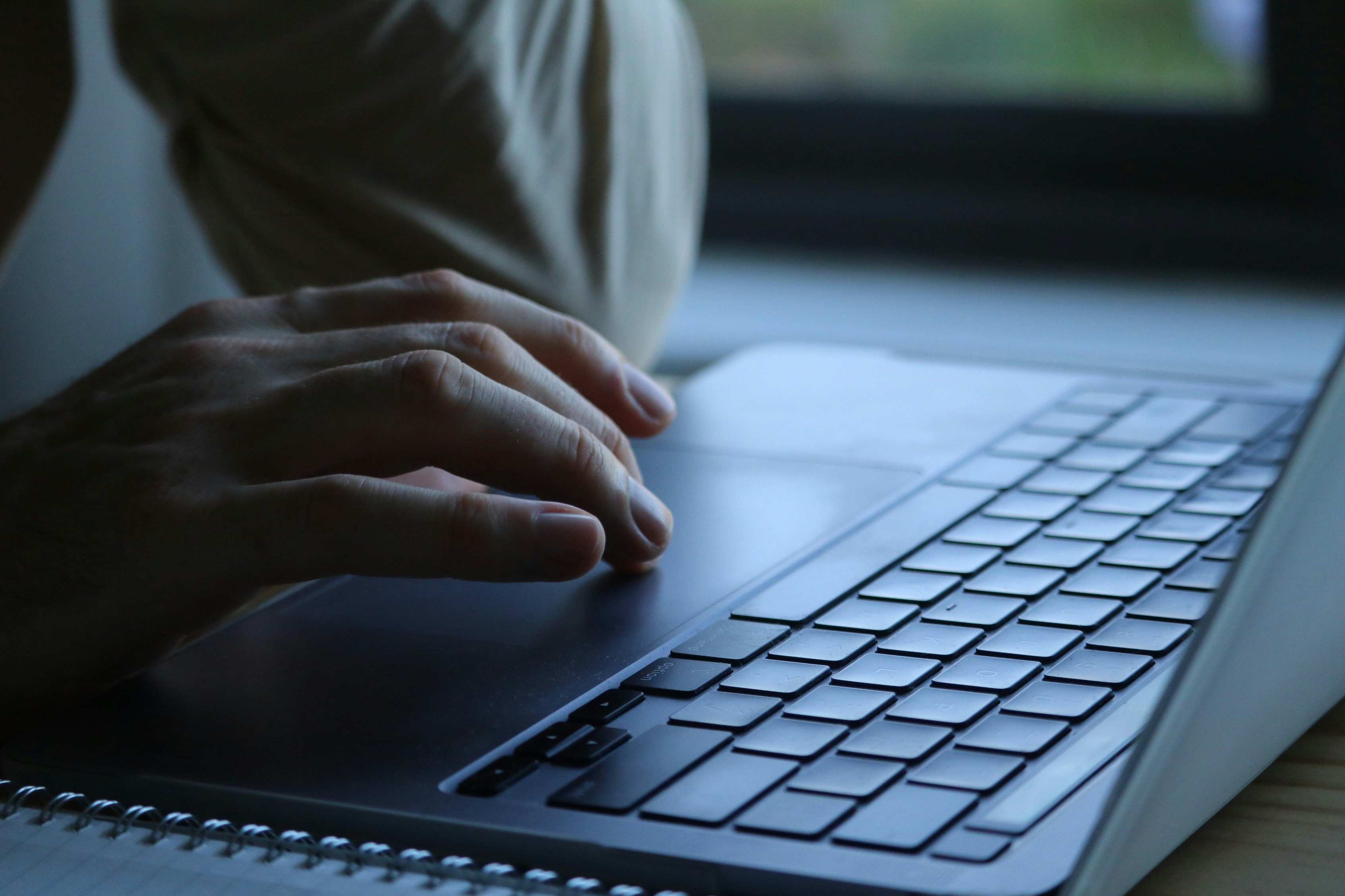 Hände auf einer Tastatur am Laptop