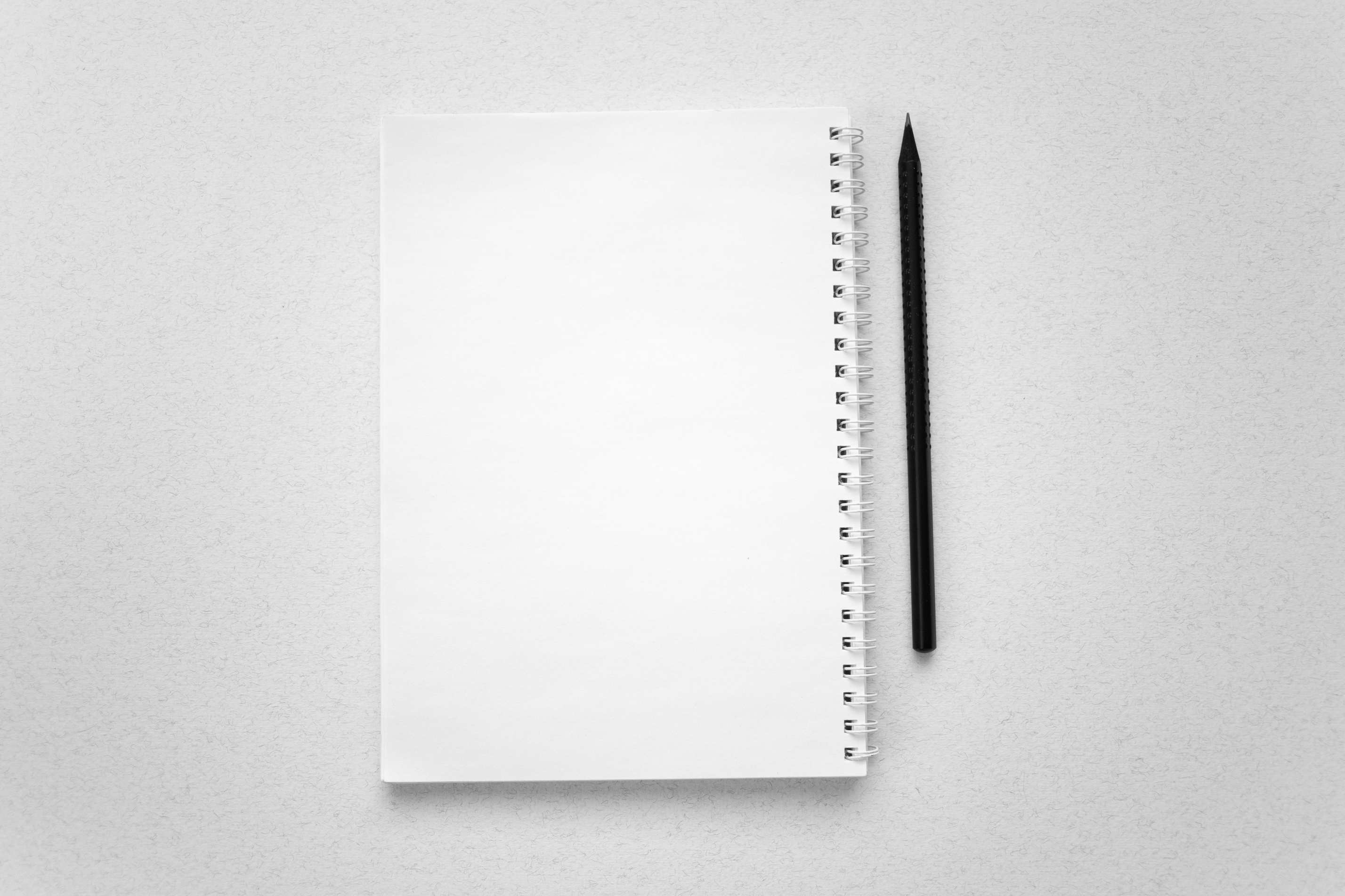 Notizbuch mit Stift auf einem Tisch