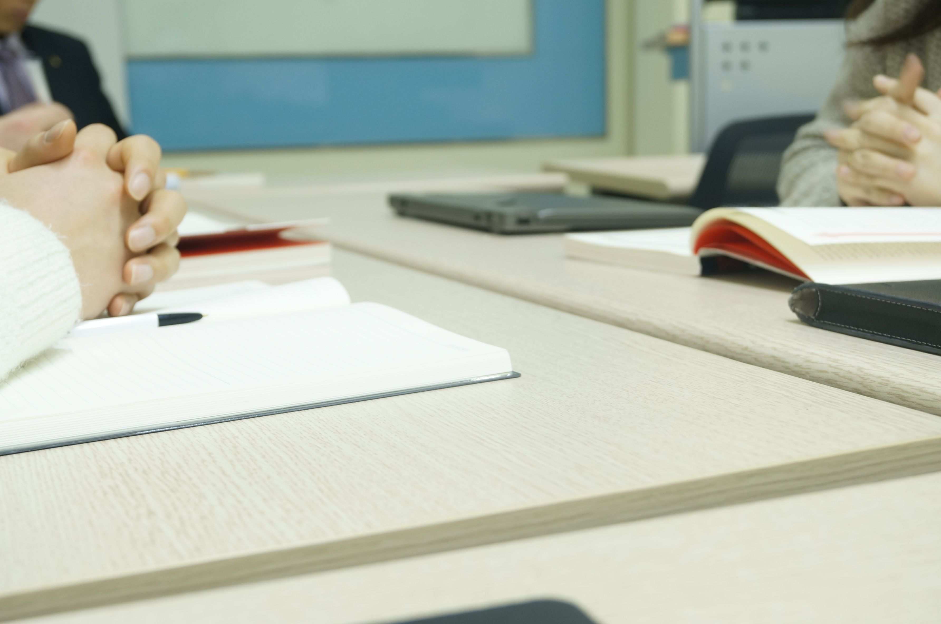 Arbeitsplatz mit Laptop und Unterlagen auf einem Schreibtisch